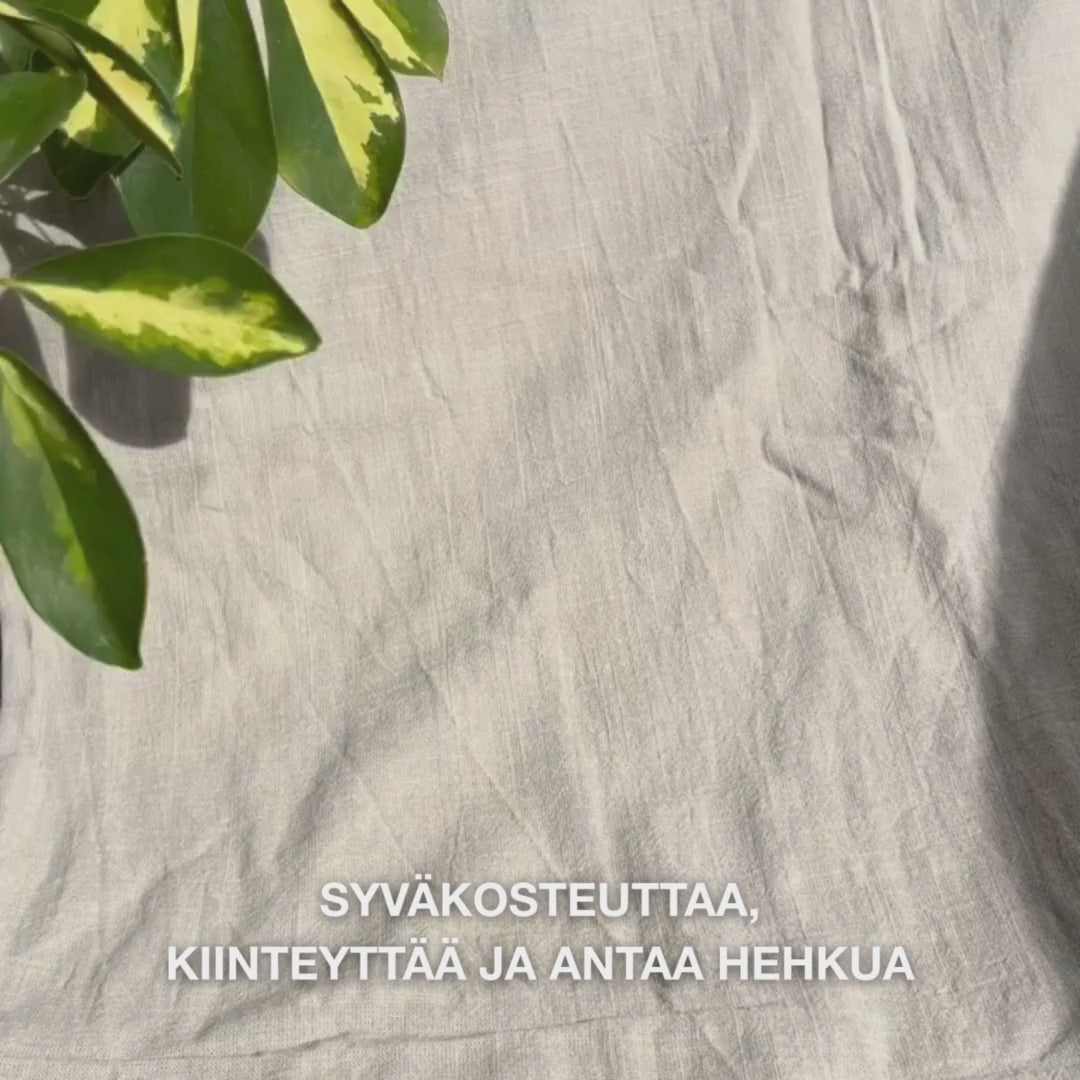 Lähikuva naisesta, joka levittää kirkkaan pinkkiä B12-vitamiini- ja kollageeninaamiota puhtaalle iholle: hän tasoittaa sen poskille, otsalle ja leukaan, jolloin kollageeni ja B12 kosteuttavat, kiinteyttävät, rauhoittavat ja antavat hehkuvan ihon.