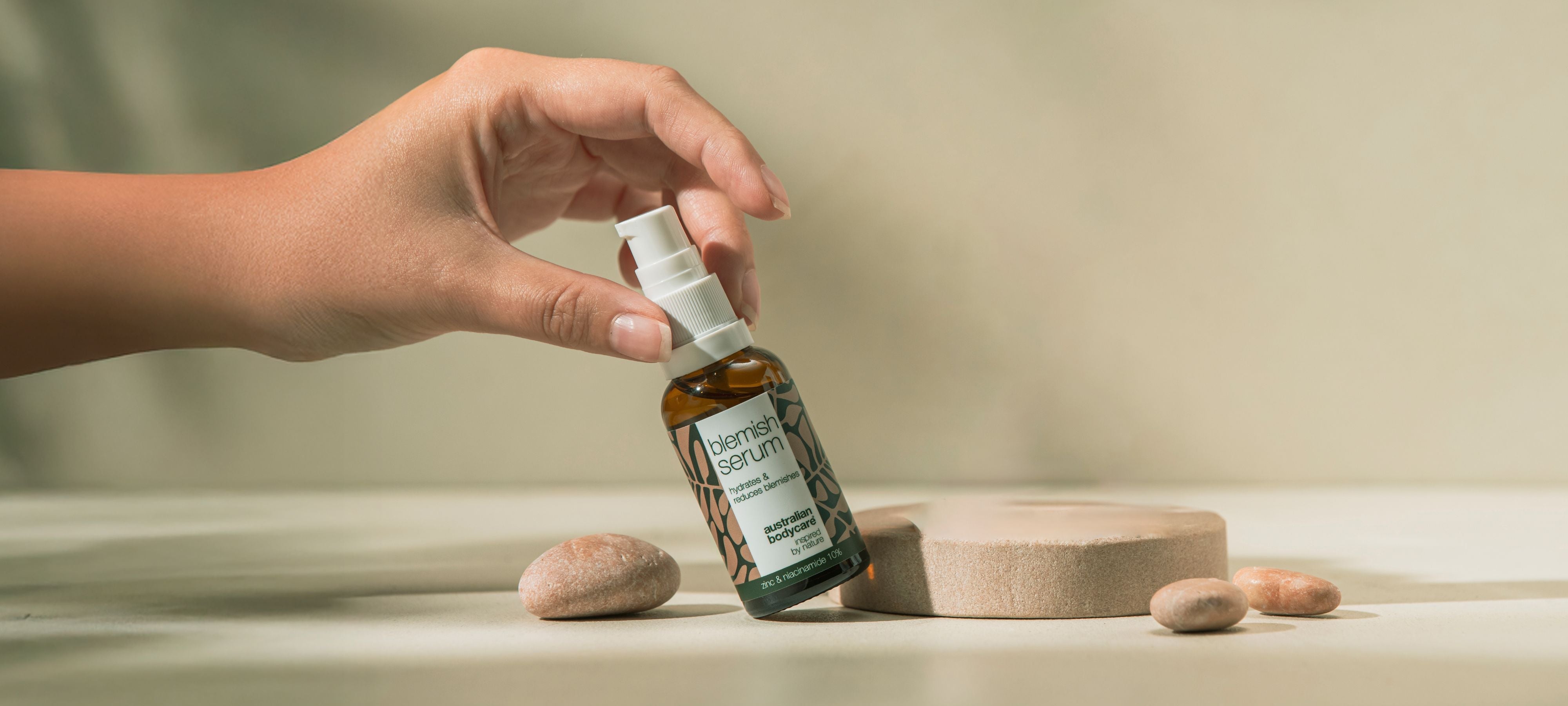 Seerumit pigmenttiläiskien hoitoon | Teepuuöljy ja Niacinamide 10% ihonhoitoon