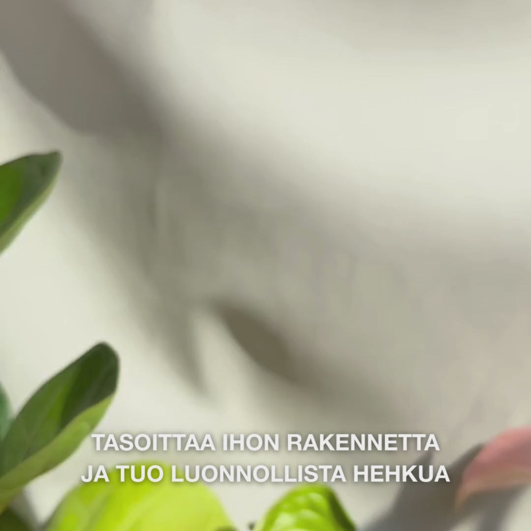 Lähikuva kädestä, joka annostelee muutaman ohuen tipan läpinäkyvää, kevyttä Peeling Serum -seerumia sormenpäihin ja hieroo sitä hellästi puhtaalle kasvojen iholle — sen silkkinen, juokseva koostumus liuottaa näkyvästi kuolleet ihosolut, hienosäätää ihon rakennetta ja lisää hehkua luonnollisten AHA-happojen (Lime Pearl), niasiiniamidin ja teepuuöljyn avulla 
