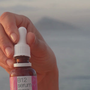 Video, jossa malli levittää kasvoillemme B12-vitamiinin Pink Serum -seerumia ja hieroo sen hellästi ihoon näyttääkseen sen kevyen koostumuksen ja heleän lopputuloksen.