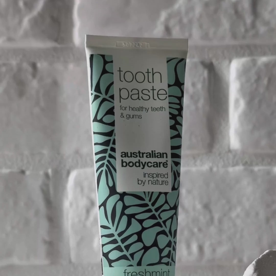 Video, jossa näkyy Australian Bodycare Hammastahna Tea Tree Oililla ja sen vaaleansininen tahnamainen koostumus.