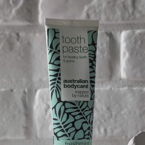 Video, jossa näkyy Australian Bodycare Hammastahna Tea Tree Oililla ja sen vaaleansininen tahnamainen koostumus.