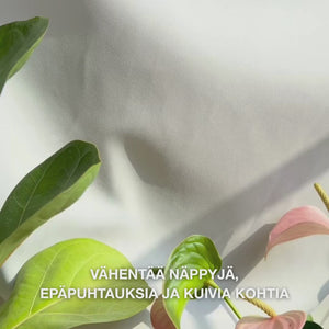 Lähikuva kädestä, joka annostelee pienen määrän kevyttä, kermaista vartalovoiteen Salicylic Acid -voidetta kämmenelle ja hieroo sitä karhealle, epäpuhtauksiin taipuvaiselle iholle: sen sileä, nopeasti imeytyvä koostumus kuorii hellästi kuolleet ihosolut, kosteuttaa hyaluronihapolla ja maitohapolla, ja parantaa ihon rakennetta salisyylihapolla ja niasiiniamidilla.