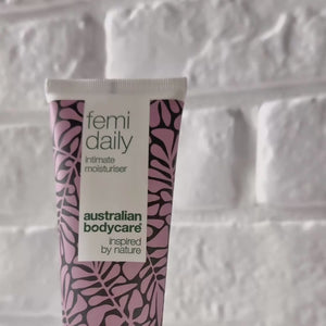 Video, jossa näkyy Australian Bodycare Femi Daily Intiimigeeli ja sen kevyt, rauhoittava koostumus.