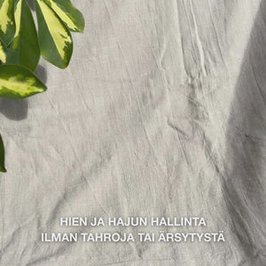 Lähikuva kädestä, joka rullaa läpinäkyvän geelimäisen roll-on-deodorantin puhtaalle kainalon iholle: sileä, nopeasti kuivuva koostumus liukuu hellästi, muodostaa antiperspiranttisuojan, rauhoittaa, kosteuttaa ja jättää ihon raikkaaksi ja ilman jäämiä.