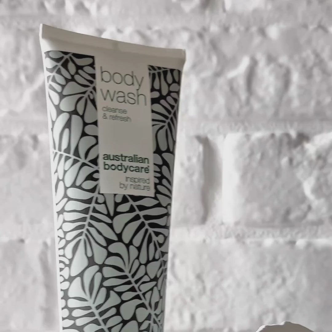 Video, jossa näkyy Australian Bodycare Body Wash ja sen kevyt, vaahtoava koostumus.