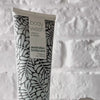 Video, jossa näkyy Australian Bodycare Body Wash ja sen kevyt, vaahtoava koostumus.