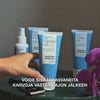 Video: After Shave -suihke, Pre-shave Scrub, Ingrown Hair -voide ja Shave Gel pöydällä partakoneen ja orkidean vieressä, tekstissä lukee ”voide sisäänkasvaneita karvoja vastaan ajon jälkeen”. Salisyylihappo Aftershave Loti Australian Bodycarelta.