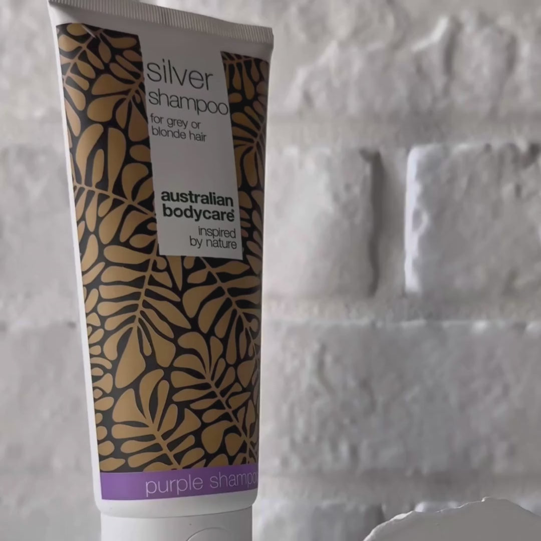 Video, jossa näkyy Australian Bodycare Silver Shampoo ja sen violetti koostumus.