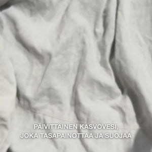 Lähikuva kädestä, joka tipauttaa muutaman pisaran kirkasta, vesimäistä Face Tonicia teepuuöljyllä pumpulille ja pyyhkii sitä hellästi puhtaalle kasvojen iholle: kevyt, raikas neste rauhoittaa, puhdistaa syvältä, kosteuttaa ja jättää ihon uudistuneeksi ja valmiiksi kosteusvoiteelle.