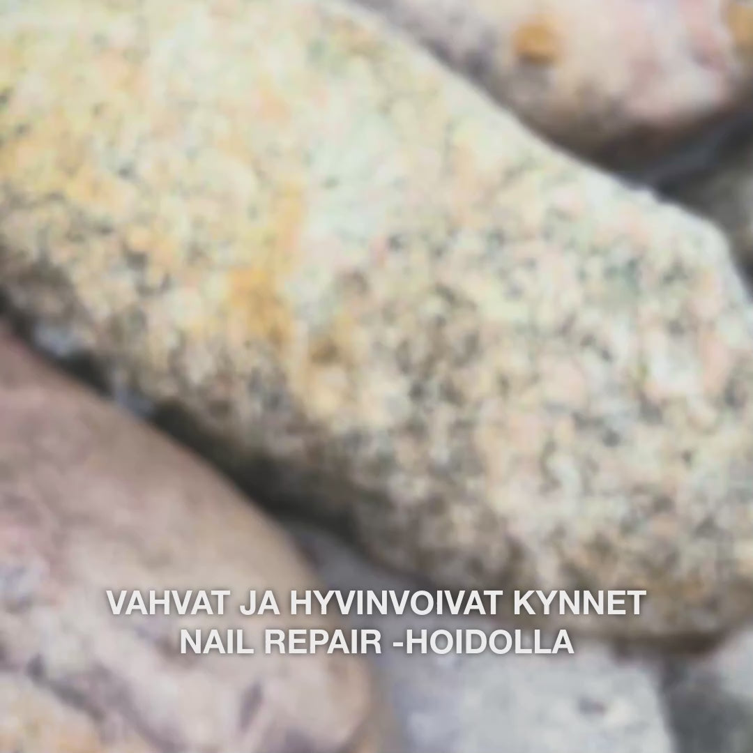 Australian Bodycare Nail Repair levitetään kynsille siveltimellä hoitamaan ja vahvistamaan sormen- ja varpaankynsiä.