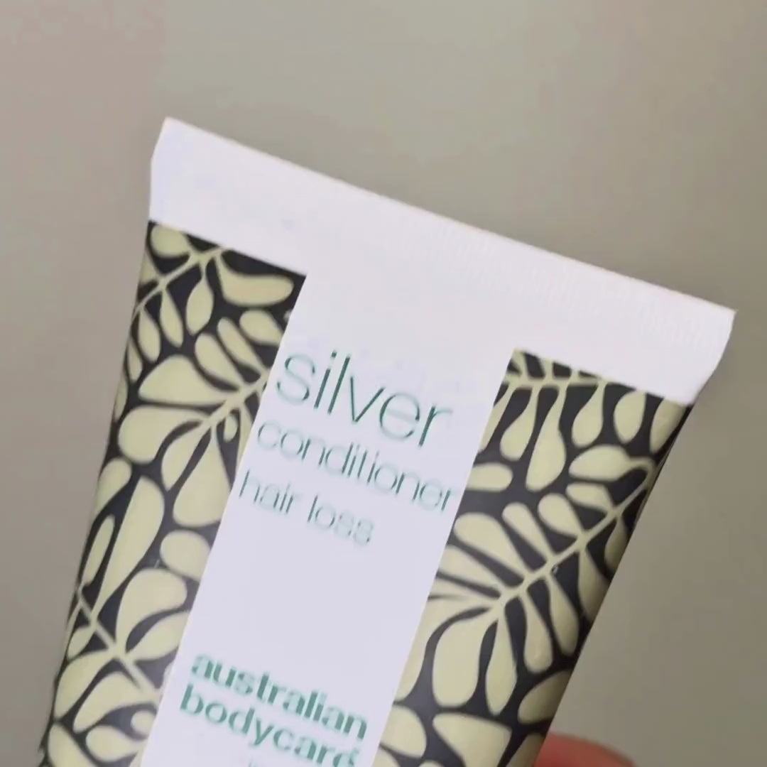 Video, jossa näkyy Hair Loss Purple Conditioner -hoitoaineen sinivioletti väri puristettaessa.