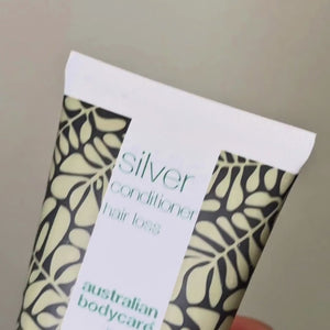 Video, jossa näkyy Hair Loss Purple Conditioner -hoitoaineen sinivioletti väri puristettaessa.